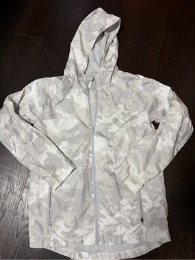 all in motion Women's White & Light Gray Camo Hooded Jacket windbreaker